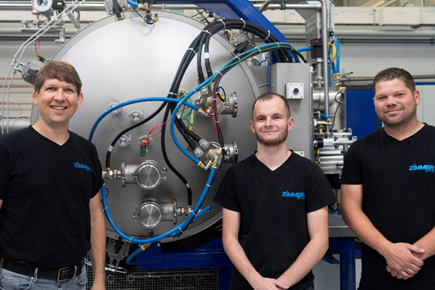 Employees of the Zimmer Group in front of the new furnace. From left to right: Christian Geier, Jannick Hauss and Christian Coet (Courtesy Zimmer Group)