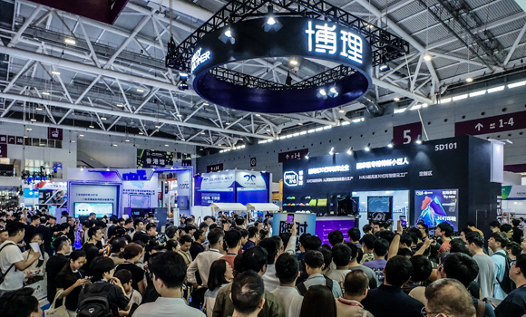 Strong footfall around a headline exhibit at Formnext Asia Shenzhen 2025 (Courtesy Formnext Asia Shenzhen)
