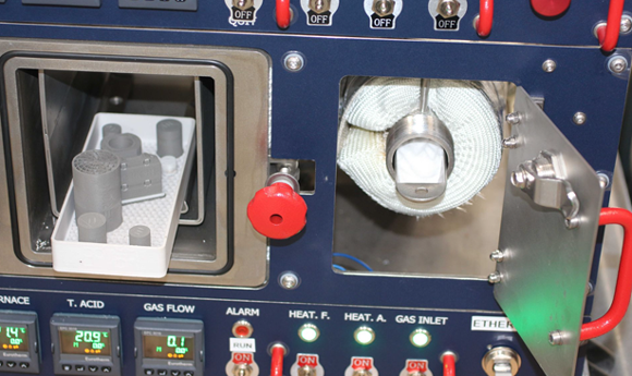 The patented catalytic debinding solution from XERION Berlin Laboratories GmbH uses oxalic acid powder in a separately heated powder cartridge