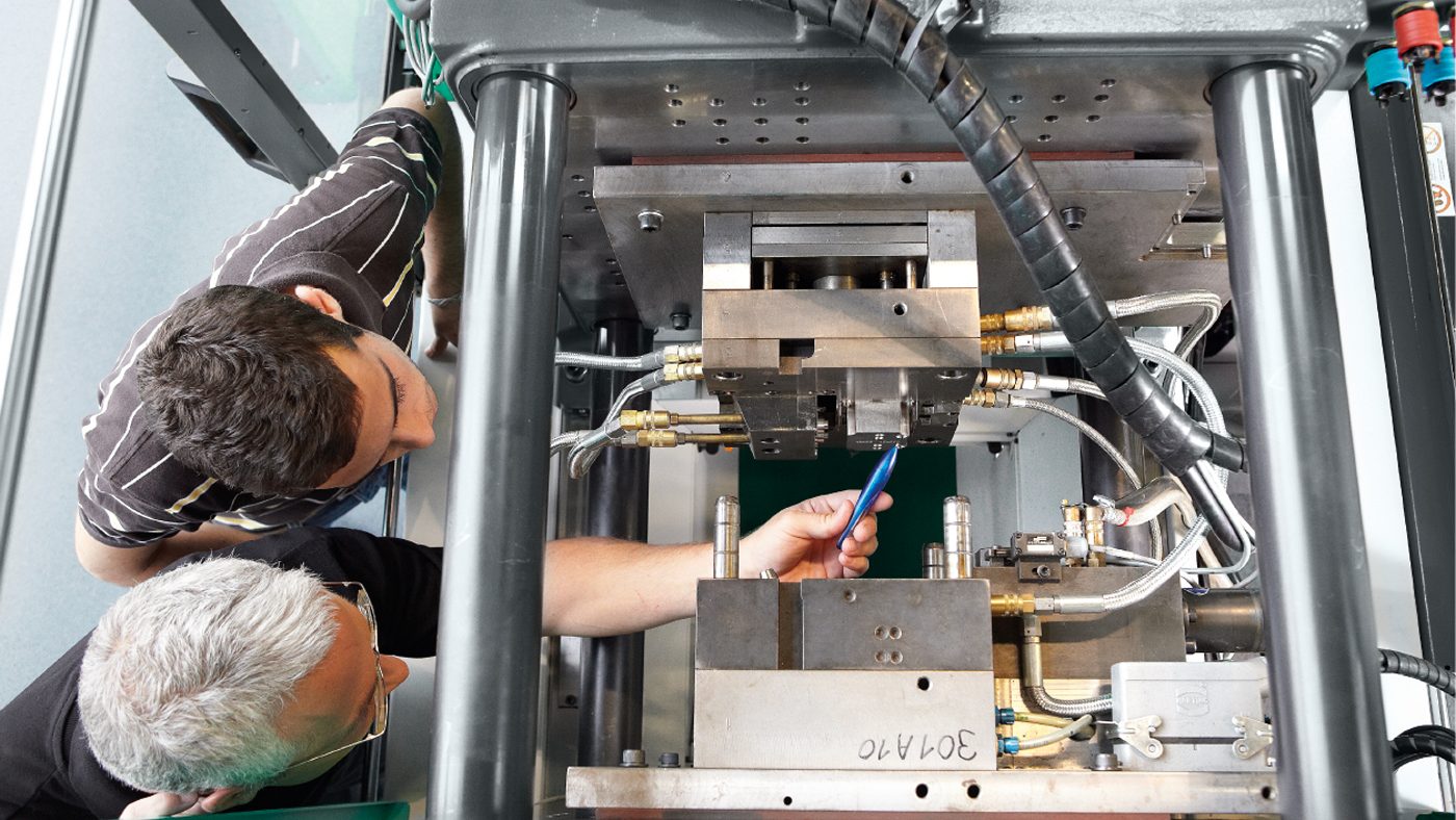 Fig. 4 As part of the ‘Action Plan: Energy’, Arburg’s experts determine the energy requirements of injection moulding production at the customer’s premises. This measurement data forms the basis for intensive consultation and an individual list of measures (Courtesy Arburg)